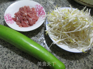 瘦肉丝绿豆芽炒夜开花的做法步骤：1