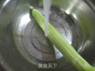 瘦肉丝绿豆芽炒夜开花的做法步骤：2