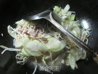 瘦肉丝绿豆芽炒夜开花的做法步骤：7