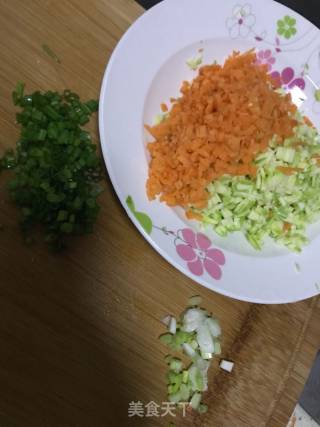西葫芦胡萝卜蛋炒饭的做法步骤：2