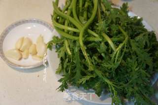 秋季滋阴润肺蒜蓉茼蒿的做法步骤：1