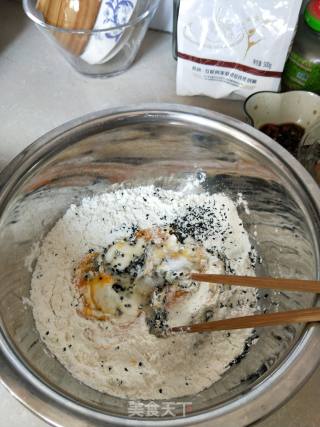 黑芝麻鸡蛋饼的做法步骤：2
