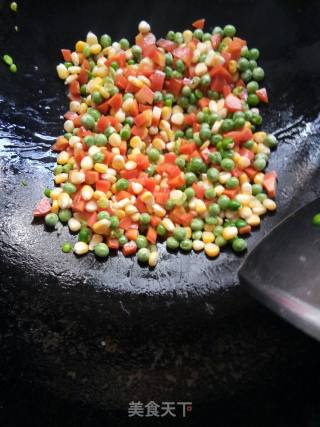 青豆玉米炒胡萝卜的做法步骤：2