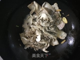 蘑菇炒肉的做法步骤：5
