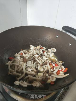 小炒双菇的做法步骤：5