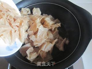 金针菇豆油皮烧肉的做法步骤：4