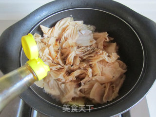 金针菇豆油皮烧肉的做法步骤：5