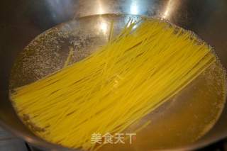 番茄虾仁意面配秋葵绿胡椒粉的做法步骤：2