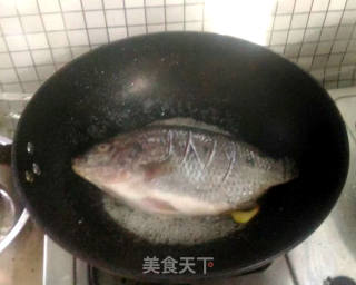 红烧鲫鱼的做法步骤：3