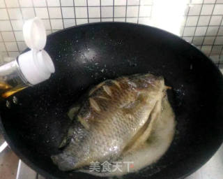 红烧鲫鱼的做法步骤：4