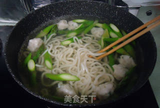 鱼丸芦芛煮乌冬的做法步骤：7
