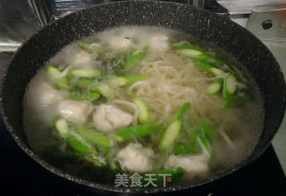 鱼丸芦芛煮乌冬的做法步骤：8