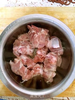 胡萝卜????玉米????骨头汤的做法步骤：1