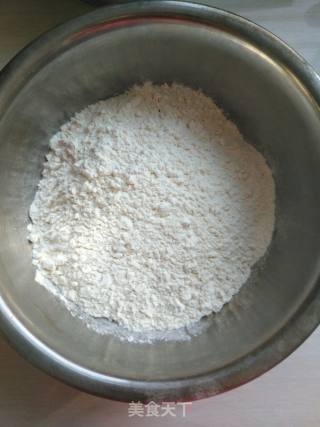 葱香碱面芝麻烧饼的做法步骤：1