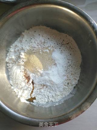 葱香碱面芝麻烧饼的做法步骤：2