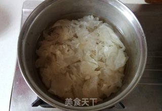 #秋季滋阴润肺#  荸荠雪梨银耳糖水的做法步骤：4