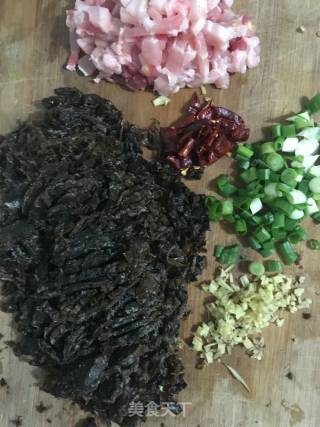 酱雪菜炒肉丝的做法步骤：1