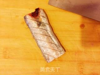 豆瓣酱烧带鱼的做法步骤：2