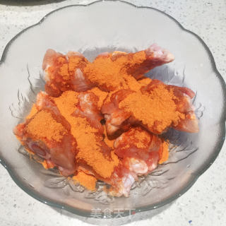 蜜汁烤翅根——小鸡腿也靓丽的做法步骤：2