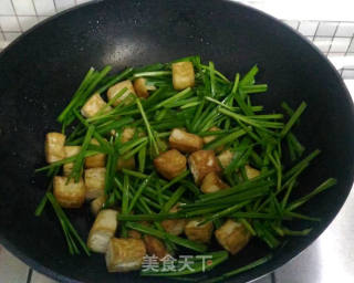 韭菜炒豆腐的做法步骤：4