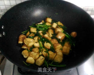 韭菜炒豆腐的做法步骤：5