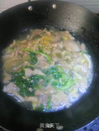 香菜平菇瘦肉汤的做法步骤：10