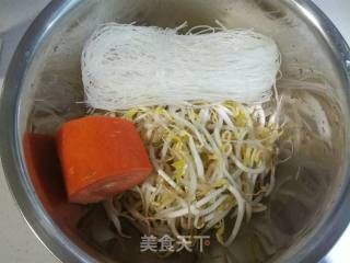 炝拌粉丝绿豆芽的做法步骤：1