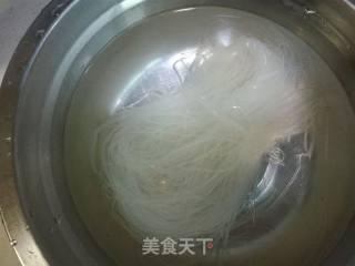 炝拌粉丝绿豆芽的做法步骤：2