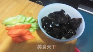 糖醋里脊的做法步骤：1