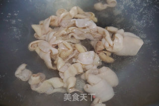 碎米芽菜炒鹅肠的做法步骤：3