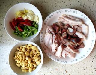 黄豆焖鸭翅的做法步骤：1