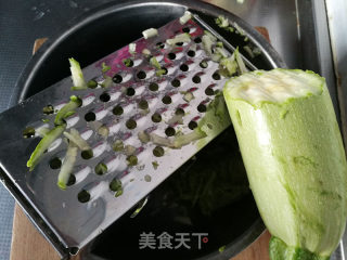 快手早餐-西葫芦鸡蛋饼的做法步骤：2