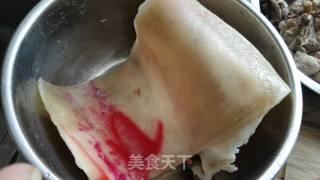 肉皮冻的做法步骤：1