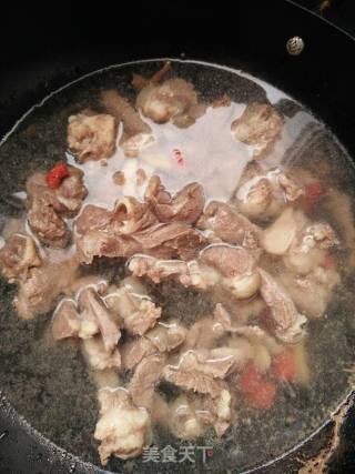 羊肉萝卜煲的做法步骤：2