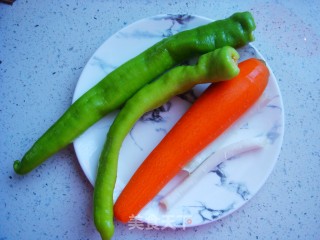 青椒炒肉丁的做法步骤：2
