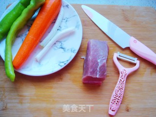 青椒炒肉丁的做法步骤：3