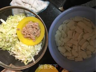 黄芽菜肉丝炒年糕的做法步骤：1