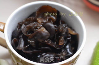 黑木耳西葫芦炒蛋的做法步骤：2
