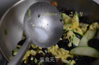 黑木耳西葫芦炒蛋的做法步骤：11