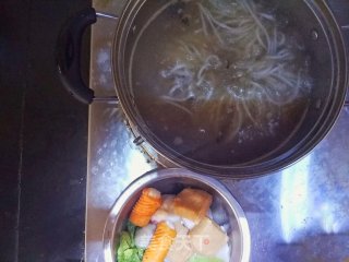 豪华版螺蛳粉的做法步骤：4