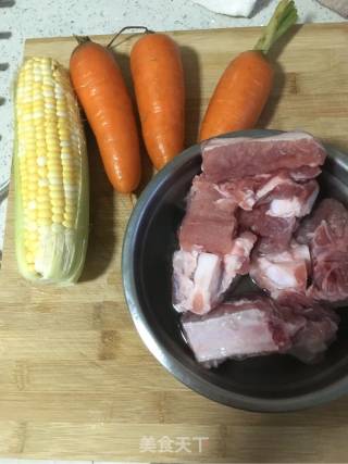胡萝卜玉米排骨汤的做法步骤：1