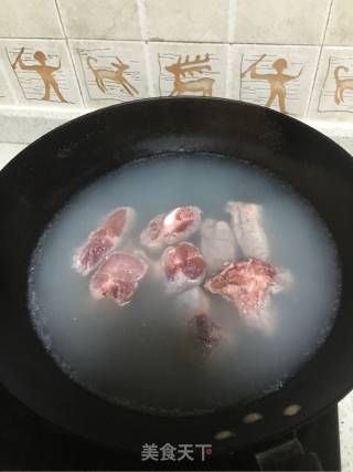 胡萝卜玉米排骨汤的做法步骤：3