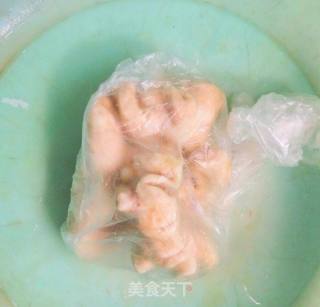 蒜薹爱上肥肠的做法步骤：1