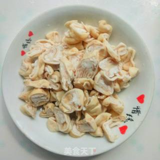 蒜薹爱上肥肠的做法步骤：2