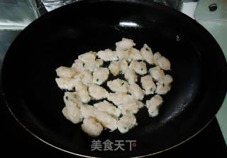 鱼丸炒红萝卜的做法步骤：3