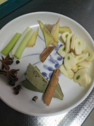 东北炖酸菜的做法步骤：1