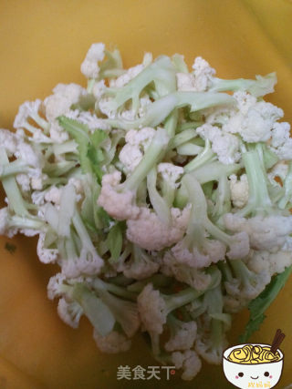菜花炒肉的做法步骤：2