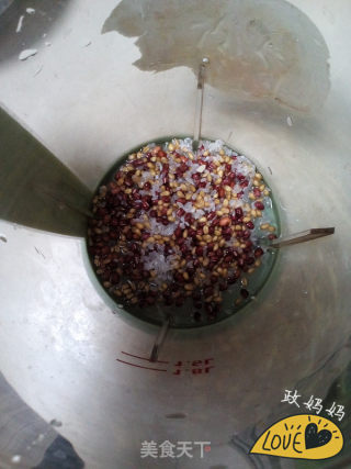 红豆麦仁豆浆的做法步骤：3