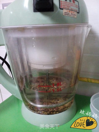 红豆麦仁豆浆的做法步骤：4