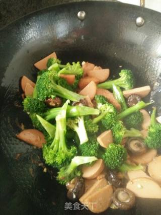 西兰花炒火腿香菇的做法步骤：5